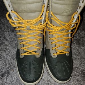 Nike Duck Sneaker Boot Women's 7
